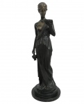 Imponente escultura em bronze maciço patinado representando Hígia, deusa grega da saúde, sobre base circular em mármore negro. Figura clássica com cálice e serpente, em trajes esvoaçantes.Mede Altura: 63 cm.