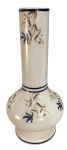 Vaso em faiança esmaltada branca, de corpo globular e gargalo alongado, decorado com delicados ramos florais em tons de azul, verde e amarelo, contornado por filetes azuis. Peça de fino acabamento e graciosa estética artesanal. Mede 31cm.
