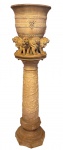 ITALIA SÉCULO XIX - Palaciano vaso em terracota italiana adornada com folhagens, figuras de leões, rosto folclórico e brasão. Assinada na base. Meados séc. XIX. Mede (Altura 1,52cm total, vaso 50cm x 42cm. coluna 1m x 36cm).