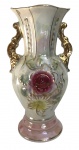 Vaso em porcelana perolado furta-cor esmaltada com delicadas alças douradas e decoração em relevo floral policromada, com destaque para rosa central em tons de rosa e verde. Borda e detalhes realçados em dourado.Origem europeia, possivelmente tcheca ou alemã. Peça de fino acabamento e belo efeito iridescente. Mede 25cm de altura.