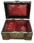 Antiga caixa e ou porta joias de origem chinesa, confeccionada em madeira com ferragens em latão ricamente trabalhadas e aplicações decorativas na tampa. Interior revestido em tecido de seda vermelha com desenhos florais, apresentando divisórias internas para joias ou pequenos objetos. Etiqueta original Made in Shanghai, China na base.Medidas Década de 1950/60. Peça de charme oriental, ideal para decoração ou coleção. Mede 8cm x 13,5cm.