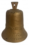 Sino antigo em ferro fundido com dourado, com elegante faixa em relevo de motivos florais e corrente interna original. Peça de forte presença decorativa, com pátina natural e marcas do tempo que reforçam seu caráter autêntico e artesanal. Ideal para composições clássicas ou coleções de antiguidades. Mede 19cm x 18cm.