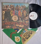 LP THE BEATLES - SGT. PEPPER'S LONELY HEARTS CLUB BAND CAPA DUPLA C/ ENCARTE // CAPA CONFORME FOTOS // DISCO EM MUITO BOM ESTADO // PODE CONTER RISCOS QUE CAUSAM CHIADOS, RUÍDOS OU PULOS