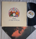 LP QUEEN - A NIGHT AT THE OPERA CAPA DUPLA C/ ENCARTE // CAPA CONFORME FOTOS // DISCO EM MUITO BOM ESTADO // PODE CONTER RISCOS QUE CAUSAM CHIADOS, RUÍDOS OU PULOS
