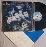 LP A-HA - STAY ON THESE ROADS C/ ENCARTE // CAPA CONFORME FOTOS // DISCO EM MUITO BOM ESTADO // PODE CONTER RISCOS QUE CAUSAM CHIADOS, RUÍDOS OU PULOS