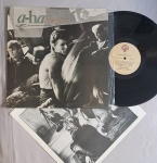LP A-HA - HUNTING HIGH AND LOW C/ ENCARTE // CAPA CONFORME FOTOS // DISCO EM MUITO BOM ESTADO // PODE CONTER RISCOS QUE CAUSAM CHIADOS, RUÍDOS OU PULOS
