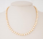 Elegante colar de pérolas com fechos em ouro 18 K pérolas - med. aproximadamente 0,5 mm,  - med. 20 cm (fechado) - peso total aproximado - 21,6 gr - ESTE LOTE SOMENTE PODERÁ SER RETIRADO COM AGENDAMENTO PRÉVIO DE 48H DE ANTECEDÊNCIA, MEDIANTE CONFIRMAÇÃO DO PAGAMENTO, POIS NÃO ENCONTRAM-SE NO LOCAL DE REALIZAÇÃO DO LEILÃO