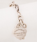 Tiffany e Co - elegante pulseira em prata contrastada da coleção Return To Tiffany - New York, teor 925 ml com elos entrelaçados com pingente na forma de coração com a inscrição " Please Return To Tiffany " - med. 18,5 cm (aberta) - peso aproximado - 34,6 gr - acompanha estojo original - ESTE LOTE SOMENTE PODERÁ SER RETIRADO COM AGENDAMENTO PRÉVIO DE 48H DE ANTECEDÊNCIA, MEDIANTE CONFIRMAÇÃO DO PAGAMENTO, POIS NÃO ENCONTRAM-SE NO LOCAL DE REALIZAÇÃO DO LEILÃO