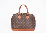 Louis Vuitton - Paris - modelo " Alma " - série CL0762 em canvas monogramado, com alças e base em couro, ferragens douradas, fecho com ziper duplo acompanha cadeado, bolso interno - med. 25x32x16 cm (apresenta desgastes de uso no couro e nos metais, falta a chave do cadeado