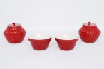 Lote constando de quatro peças decorativas sendo dois bowls em porcelana Americana policromados na cor vermelha frisados em alto relevo, borda decorada com frisos e esferas, parte interna no tom branco, marca da manufatura na base - med. 9x15 cm de diâmetro, e par de potiches chineses em cerâmica vitrificada e policromada no tom vermelho, decorados em baixo relevo, com desgastes na policromia para parecer peças vintage - med. 15x10 cm de diâmetro