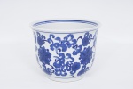 Cachepot decorativo em porcelana oriental vitrificado e policromado nas cores azul e branco com decoração floral policromada, base com furo na base para drenagem da água - med. 20x26 cm de diâmetro