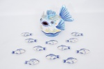 Lote constando de treze peças decorativas diversas sendo uma escultura em cerâmica Italiana vitrificada e policromada representando " Peixe " marca da manufatura na base - med. 21x27x15 cm (pequenos bicados em duas barbatanas), e doze pequenas esculturas decorativas em cerâmica craquele vitrificadas e policromadas no tom azul e branco representando " Peixes " - med. 10x7 cm