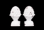 Par de pinhas decorativas em cerâmica craquele vitrificadas e policromadas no tom branco com desgastes na policromia para parecer peças vintage, bases quadradas - med. 22x10x10 cm