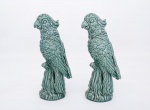 Par de esculturas decorativas em cerâmicas vitrificadas e policromadas no tom verde degrade representando " Pássaros pousados sobre galhos de árvores " , marca da manufatura " Le Lis Blanc " na base - med. 33x11 cm de diâmetro