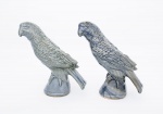 Par de esculturas decorativas em cerâmicas vitrificadas e policromadas nos tons de verde acinzentado representando " Pássaros com base redonda ", fundos revestidos em cortiça - med. 25x10 cm de diâmetro de base