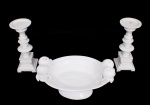 Lote constando de três peças decorativas sendo um centro de mesa - fruteira oval em cerâmica branca vitrificada da manufatura " Luiz Salvador ", borda decorada com frutas e folhagens em alto relevo, marca da manufatura na base - med. 17x35x23 cm (com pequenos bicados em algumas folhagens), e par de castiçais chineses em resina com policromia na cor branco antigo, bases quadradas, recortadas - med. 26x10x10 cm