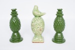 Lote constando de três peças decorativas em cerâmicas vitrificadas e policromadas nos tons de verde degrade sendo um par de pinhas da manufatura " Luiz Salvador ", com bases redondas, marca da manufatura na base - med. 22x9 cm de diâmetro de base (uma com pequena falha na policromia do bojo) e uma pinha decorada com flores e folhagens em alto relevo no bojo encimada por pássaro, base quadrada - med. 25x8x8 cm