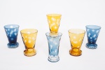 Conjunto de seis copos para água ou sucos em demi cristal nos tons de âmbar e azul, com decoração de esferas e facetadas nas bases sendo um copo em formato diferente, cinco copos - med. 13x9 cm de diâmetro na borda e um copo - med. 14x8 cm de diâmetro na borda (um copo maior com defeito de fabricação no bojo)
