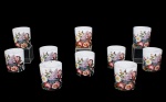 Conjunto de dez copos chineses para água em vidro decorados com decalque representando flores, folhagens e borboletas policromadas - med. 8x7 cm de diâmetro (alguns copos com desgastes de uso na policromia), copos mais para efeito decorativo