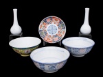 Lote constando de seis peças chinesas decorativas diversas sendo um par de vasos - solifleur em porcelana branca - med. 15,5x5 cm de diâmetro, par de bowls em porcelana vitrificada e policromada decorados com flores e arabescos - med. 7x16,5 cm de diâmetro, um bowl em porcelana policromado decorado com flores, folhagens e ideogramas - med. 7x16 cm de diâmetro e um prato pequeno em porcelana ricamente policromado com flores, folhagens e pássaros - assinado na base - med. 16 cm de diâmetro