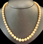 Antigo colar da década de 50 com pérolas em degrade, fecho em prata com paládio cravejado com diamantes med. 23 cm (fechado), pérola menor med. 0,4 mm e pérola maior med. 0,8 mm, peso aproximado 32,7 gr. - ESTE LOTE SOMENTE PODERÁ SER RETIRADO COM AGENDAMENTO PRÉVIO DE 48H DE ANTECEDÊNCIA, MEDIANTE CONFIRMAÇÃO DO PAGAMENTO, POIS NÃO ENCONTRAM-SE NO LOCAL DE REALIZAÇÃO DO LEILÃO