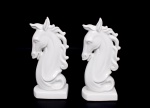Elegante par de Serre-livres da década de 70 em porcelana branca vitrificada representando "cabeças de cavalos" med. 30x13x9 cm cada.