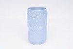 Vaso Vintage estilo Art. noveau no tom azul em cerâmica Mccoy, decorado com borboletas e folhagens em alto relevo med. 21x11 cm de diâmetro (com pequenas marcas de craquelê na base).