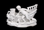 Antiga floreira Alemã em biscuit na cor branco, decorada com barco e menino em relevo na parte lateral, proa decorada com Cisne e Cesto, barco no ancoradouro med. 20x29x11 cm. (com pequeno defeito de fabricação perto da asa do cisne)
