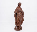 Antiga e elegante escultura europeia em bronze patinado ricamente cinzelado representando " Camponesa com jarro e feixe de trigo nas mãos, base redonda - med. 49x14 cm de diâmetro - esta peça é extremamente pesada não pode ser enviada pelos correios