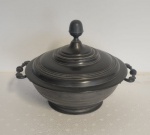 Antiga sopeira com alças laterais em estanho de São João Del Rei - Minas Gerais, pega da tampa na forma de pinha, tampa decorada com frisos med. 19x26x21 cm.