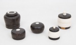 Antigo conjunto de cinco caixas africanas torneadas em Jacarandá e marfim em diversos formatos e tamanhos med. a menor 4,5x4 cm de diâmetro e a maior med. 6,5x6 cm de diâmetro (a caixa maior com uma pequena fissura no bojo).