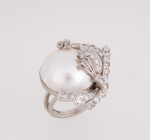 Elegante anel dito para "dedinho" da década de 50 em platina cinzelado na forma de laço, folhagens e flores cravejado com diamantes, com pérola Mabe na parte central med. 2,2x2,5 cm - aro 6, peso bruto aproximado 10,5 gr. Forma conjunto com o lote nº 83 - ESTE LOTE SOMENTE PODERÁ SER RETIRADO COM AGENDAMENTO PRÉVIO DE 48H DE ANTECEDÊNCIA, MEDIANTE CONFIRMAÇÃO DO PAGAMENTO, POIS NÃO ENCONTRAM-SE NO LOCAL DE REALIZAÇÃO DO LEILÃO