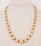 Colar Vintage da década de 40 em ouro 18k/720 contrastado, cinzelado na forma de meias esferas articuladas em degrade, fecho embutido med. 47 cm (aberto), peso aproximado 74,3 gr (fecho com pequena mossa). Esse lote forma conjunto com uma pulseira no lote nº. - ESTE LOTE SOMENTE PODERÁ SER RETIRADO COM AGENDAMENTO PRÉVIO DE 48H DE ANTECEDÊNCIA, MEDIANTE CONFIRMAÇÃO DO PAGAMENTO, POIS NÃO ENCONTRAM-SE NO LOCAL DE REALIZAÇÃO DO LEILÃO