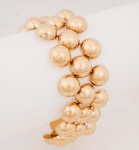 Pulseira Vintage da década de 40 em ouro 18k/720 contrastada, cinzelada na forma de meias esferas articuladas, fecho embutido med. 19x2,7 cm (aberta), peso aproximado 72,9 gr. Esse lote forma conjunto com o lote 18. - ESTE LOTE SOMENTE PODERÁ SER RETIRADO COM AGENDAMENTO PRÉVIO DE 48H DE ANTECEDÊNCIA, MEDIANTE CONFIRMAÇÃO DO PAGAMENTO, POIS NÃO ENCONTRAM-SE NO LOCAL DE REALIZAÇÃO DO LEILÃO