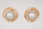 Par de brincos Vintage de pressão - da década de 50 em ouro 18k/720, cinzelados na forma de espirais, parte central com pérolas Mabe, laterais cravejados com pequenos diamantes med. 2,5 cm de diâmetro, peso bruto aproximado 24,4 gr. Este lote forma conjunto com o lote 242 - ESTE LOTE SOMENTE PODERÁ SER RETIRADO COM AGENDAMENTO PRÉVIO DE 48H DE ANTECEDÊNCIA, MEDIANTE CONFIRMAÇÃO DO PAGAMENTO, POIS NÃO ENCONTRAM-SE NO LOCAL DE REALIZAÇÃO DO LEILÃO