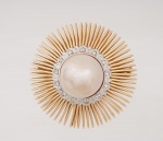 Broche Vintage da década de 50 em ouro 18k/720, cinzelado na forma de espiral, parte central com pérola Mabe, laterais cravejadas com pequenos diamantes med. 4 cm de diâmetro, peso bruto aproximado 19.9 gr. Este lote forma conjunto com o lote 230 - ESTE LOTE SOMENTE PODERÁ SER RETIRADO COM AGENDAMENTO PRÉVIO DE 48H DE ANTECEDÊNCIA, MEDIANTE CONFIRMAÇÃO DO PAGAMENTO, POIS NÃO ENCONTRAM-SE NO LOCAL DE REALIZAÇÃO DO LEILÃO