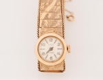 Lumige - Relógio feminino Vintage da década de 50 com caixa em ouro 18k/720 contrastado, mostrador com algarismos arábicos. Movimento mecânico, caixa med. 1,7x1,5 cm, pulseira em ouro de baixo teor cinzelada com folhagens articuladas med. 16,5x1,3 cm, peso bruto aproximado 21,7 gr (máquina funcionando no momento sem garantia futura. Pulseira com um elo precisando ser soldado). - ESTE LOTE SOMENTE PODERÁ SER RETIRADO COM AGENDAMENTO PRÉVIO DE 48H DE ANTECEDÊNCIA, MEDIANTE CONFIRMAÇÃO DO PAGAMENTO, POIS NÃO ENCONTRAM-SE NO LOCAL DE REALIZAÇÃO DO LEILÃO