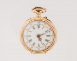 Antigo e delicado relógio de bolso feminino europeu cerca de 1900 com caixa em ouro 18k/720 contrastado, mostrador esmaltado com algarismos romanos, movimento mecânico, contra capa com a inscrição "Remontoir 10 rubis" - capa cinzelada med. 3x2,5 cm, peso bruto aproximado 14,3 gr. Máquina sem garantia de funcionamento (capas com amassados). - ESTE LOTE SOMENTE PODERÁ SER RETIRADO COM AGENDAMENTO PRÉVIO DE 48H DE ANTECEDÊNCIA, MEDIANTE CONFIRMAÇÃO DO PAGAMENTO, POIS NÃO ENCONTRAM-SE NO LOCAL DE REALIZAÇÃO DO LEILÃO