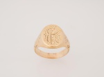 Antigo anel masculino da década de 40 em ouro 18k/720, com monograma na parte central, laterais cinzeladas com "âncoras" med. 1,7x1,3 cm - aro 27, peso total aproximado 15.1 gr. - ESTE LOTE SOMENTE PODERÁ SER RETIRADO COM AGENDAMENTO PRÉVIO DE 48H DE ANTECEDÊNCIA, MEDIANTE CONFIRMAÇÃO DO PAGAMENTO, POIS NÃO ENCONTRAM-SE NO LOCAL DE REALIZAÇÃO DO LEILÃO