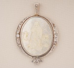 Belíssima medalha sacra da década de 40 possivelmente europeia em ouro branco e amarelo 18k, cravejada com diamantes nas laterais, parte central em placa de madrepérola decorada com Nossa Senhora e querubins, med. 4,5x3,5 cm, peso bruto aproximado 8.9 gr. - ESTE LOTE SOMENTE PODERÁ SER RETIRADO COM AGENDAMENTO PRÉVIO DE 48H DE ANTECEDÊNCIA, MEDIANTE CONFIRMAÇÃO DO PAGAMENTO, POIS NÃO ENCONTRAM-SE NO LOCAL DE REALIZAÇÃO DO LEILÃO