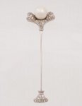 Elegante alfinete de lapela feminino art. deco cerca de 1930, possivelmente europeu, em platina cravejada com diamantes com uma imponente pérola, com medida aproximada 1mm, parte inferior com acabamento em platina cravejada com diamantes med. 8x2,5 cm, peso bruto aproximado 11.5 gr. - ESTE LOTE SOMENTE PODERÁ SER RETIRADO COM AGENDAMENTO PRÉVIO DE 48H DE ANTECEDÊNCIA, MEDIANTE CONFIRMAÇÃO DO PAGAMENTO, POIS NÃO ENCONTRAM-SE NO LOCAL DE REALIZAÇÃO DO LEILÃO