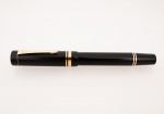 Parker - elegante caneta tinteiro com acabamento preto com apliques dourados, clipe em forma de flecha, pena em ouro contrastada 18 K/750 ml, possivelmente trata - se do modelo " Parker Sonnet " - med. 13,7 cm - caneta usada mas em bom estado de conservação, caneta sem garantia de funcionamento