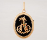 Antigo relicário porta retratos europeu estilo Vitoriano cerca de 1920 com caixa em ouro 18k/720 com placas em ônix preto, uma placa com monograma cravejado com micro Turquesas e micro pérolas, med. 4,3x2,7 cm (sem medida da argola) - (uma parte com à moldura amassada e faltando pequenos pedaços, falta duas micro pérolas, parte interna falta os vidros). Peso bruto aproximado 20.5 gr. - ESTE LOTE SOMENTE PODERÁ SER RETIRADO COM AGENDAMENTO PRÉVIO DE 48H DE ANTECEDÊNCIA, MEDIANTE CONFIRMAÇÃO DO PAGAMENTO, POIS NÃO ENCONTRAM-SE NO LOCAL DE REALIZAÇÃO DO LEILÃO