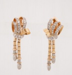 Elegante par de brincos da década de 40 em ouro 18k/720, parte superior na forma de laços cravejados com diamantes, parte inferior articuladas com acabamentos na forma de gotas com pequenos diamantes med. 4,5x1,3 cm, peso total aproximado 13.3 gr. - ESTE LOTE SOMENTE PODERÁ SER RETIRADO COM AGENDAMENTO PRÉVIO DE 48H DE ANTECEDÊNCIA, MEDIANTE CONFIRMAÇÃO DO PAGAMENTO, POIS NÃO ENCONTRAM-SE NO LOCAL DE REALIZAÇÃO DO LEILÃO