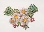 Belíssimo e elegante broche art. deco cerca de 1940 em ouro 18k/720 e platina possivelmente europeu ricamente cinzelado com flores e folhagens, cravejado com 68 diamantes lapidação 8/8, 4 Heliodoros (berilos amarelos), 9 granadas e 50 turmalinas verdes, med. 5,4x4,5 cm, peso bruto aproximado 16.5 gr. Este lote forma conjunto com o lote 239 - ESTE LOTE SOMENTE PODERÁ SER RETIRADO COM AGENDAMENTO PRÉVIO DE 48H DE ANTECEDÊNCIA, MEDIANTE CONFIRMAÇÃO DO PAGAMENTO, POIS NÃO ENCONTRAM-SE NO LOCAL DE REALIZAÇÃO DO LEILÃO