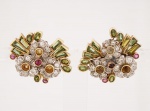 Belíssimo par de brincos art. deco cerca de 1940 em ouro 18k/720 e platina, possivelmente europeus, ricamente cinzelados com flores e folhagens, cravejado com 12 diamantes, 6 Heliodoros (berilos amarelos), 6 granadas 22 turmalinas verdes, med. 2,5x2 cm, peso bruto aproximado 11.2 gr. Este lote forma conjunto com o lote 252 - ESTE LOTE SOMENTE PODERÁ SER RETIRADO COM AGENDAMENTO PRÉVIO DE 48H DE ANTECEDÊNCIA, MEDIANTE CONFIRMAÇÃO DO PAGAMENTO, POIS NÃO ENCONTRAM-SE NO LOCAL DE REALIZAÇÃO DO LEILÃO