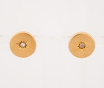 Antigo par de brincos em ouro 18k/720, parte central cinzelados na forma de estrelas com diamantes centrais. Brincos med. 1,3 cm de diâmetro, peso aproximado 4.2 gr. - ESTE LOTE SOMENTE PODERÁ SER RETIRADO COM AGENDAMENTO PRÉVIO DE 48H DE ANTECEDÊNCIA, MEDIANTE CONFIRMAÇÃO DO PAGAMENTO, POIS NÃO ENCONTRAM-SE NO LOCAL DE REALIZAÇÃO DO LEILÃO