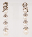 Antigo par de brincos em platina cinzelado com folhagens cravejado com pequenos diamantes e quatro pérolas (fecho de pressão adaptado em metal), med. 5 cm, peso bruto aproximadamente 14,9 gr. - ESTE LOTE SOMENTE PODERÁ SER RETIRADO COM AGENDAMENTO PRÉVIO DE 48H DE ANTECEDÊNCIA, MEDIANTE CONFIRMAÇÃO DO PAGAMENTO, POIS NÃO ENCONTRAM-SE NO LOCAL DE REALIZAÇÃO DO LEILÃO