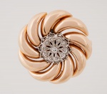 Broche da década de 50 em ouro 18k/720 cinzelado na forma de flor, parte central em ouro branco cravejado com pequenos diamantes, med. 3,5 cm de diâmetro, peso aproximado 20.4 gr. - ESTE LOTE SOMENTE PODERÁ SER RETIRADO COM AGENDAMENTO PRÉVIO DE 48H DE ANTECEDÊNCIA, MEDIANTE CONFIRMAÇÃO DO PAGAMENTO, POIS NÃO ENCONTRAM-SE NO LOCAL DE REALIZAÇÃO DO LEILÃO