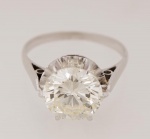 Belíssimo anel modelo solitário da década de 40 em platina com um diamante central de lapidação redonda brilhante, medidas aproximadas 10,13-10,19x6x01 mm, peso estimado em aproximadamente 3.50 ct, grau de cor O/P, grau de pureza VS-1, peso total do anel 4.6 gr. - aro 20. Acompanha parecer técnico do Laboratório  Gemológico Realgems - Walter Leite. ESTE LOTE SOMENTE PODERÁ SER RETIRADO COM AGENDAMENTO PRÉVIO DE 48H DE ANTECEDÊNCIA, MEDIANTE CONFIRMAÇÃO DO PAGAMENTO, POIS NÃO ENCONTRAM-SE NO LOCAL DE REALIZAÇÃO DO LEILÃO
